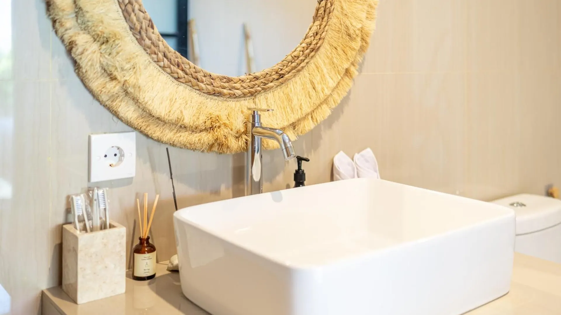 Alicia - Promo Canguu - Brand New Villa - Huge Pool -Ps5! Kerobokan